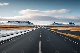旷野中延伸的宽阔公路