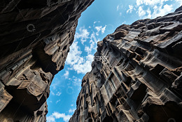 户外岩石景观仰视视角