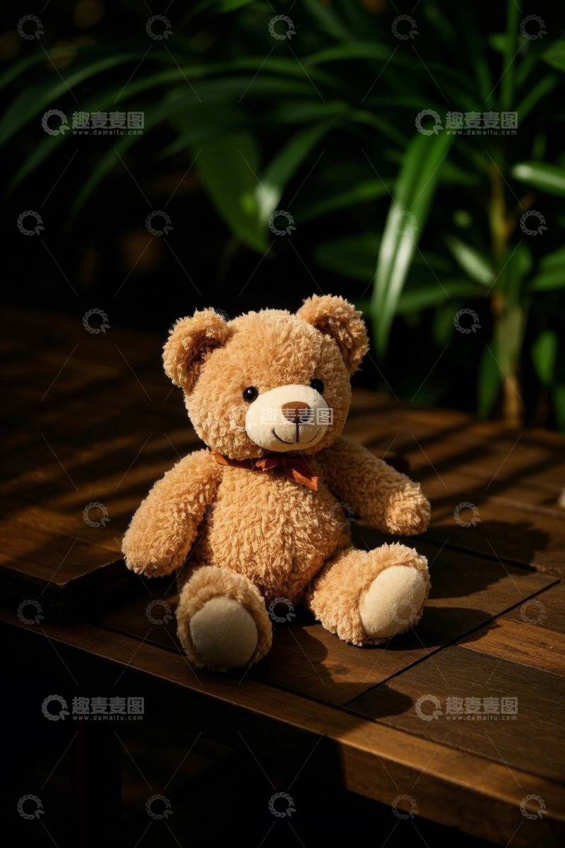 高清大图下载【趣麦麦图】棕色泰迪熊玩具置于木桌