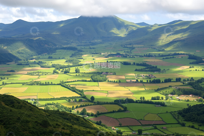 高清大图下载【趣麦麦图】山野间广袤的农田与绿地景观