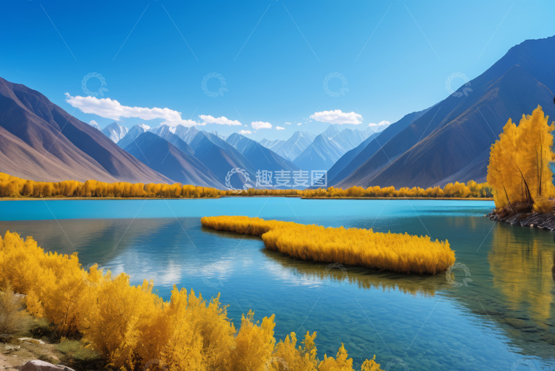 高清大图下载【趣麦麦图】山间蓝湖与金黄植被风景