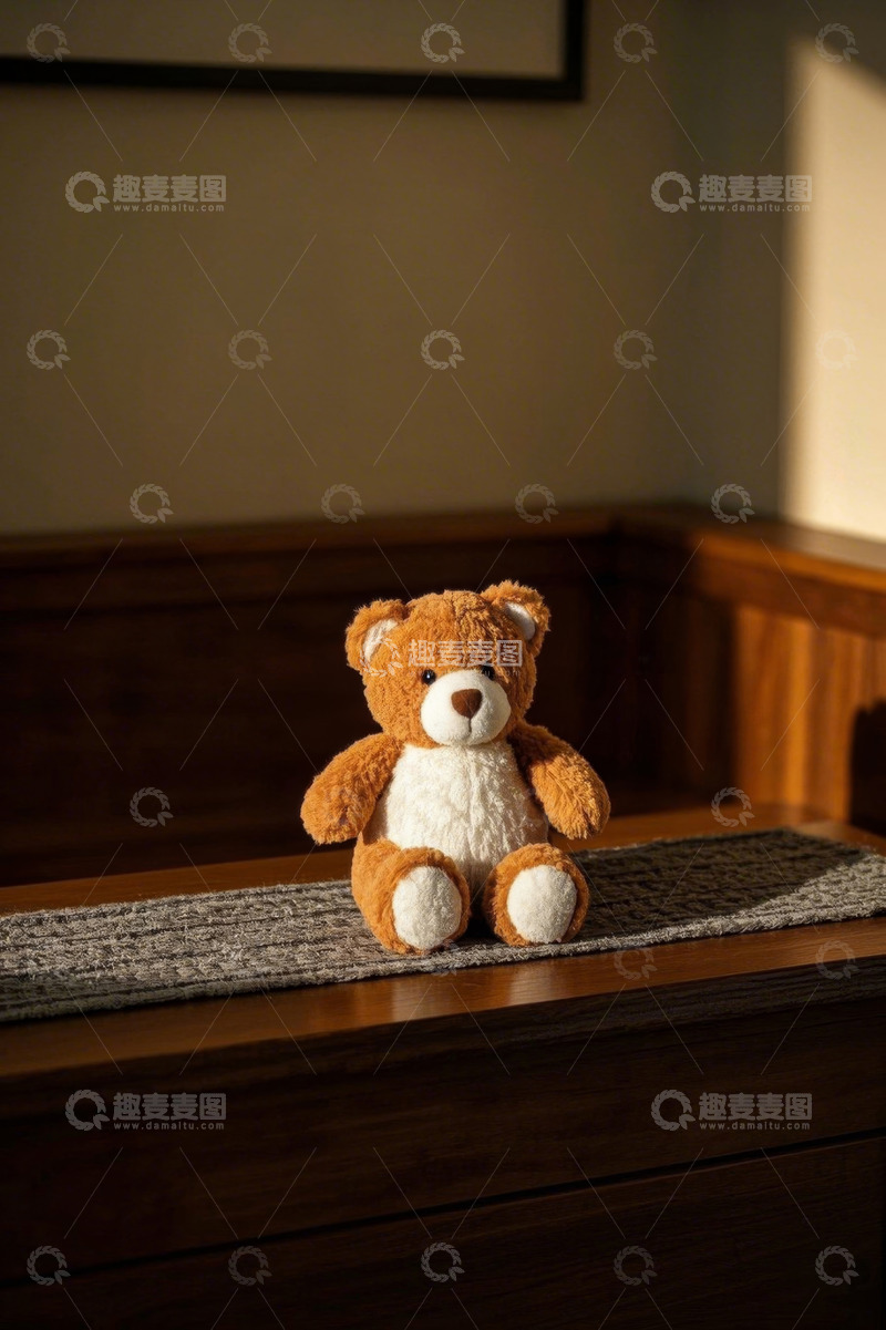 高清大图下载【趣麦麦图】室内桌上的泰迪熊玩具