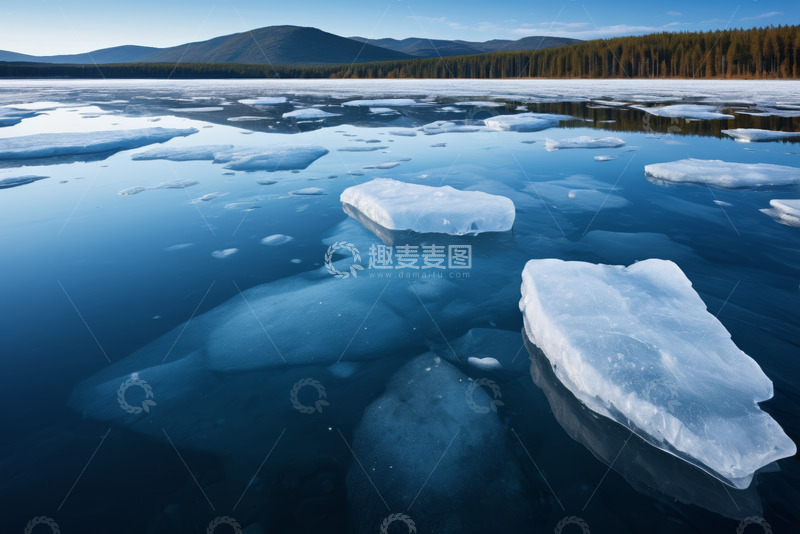 高清大图下载【趣麦麦图】湖面漂浮冰块与远处山林景观