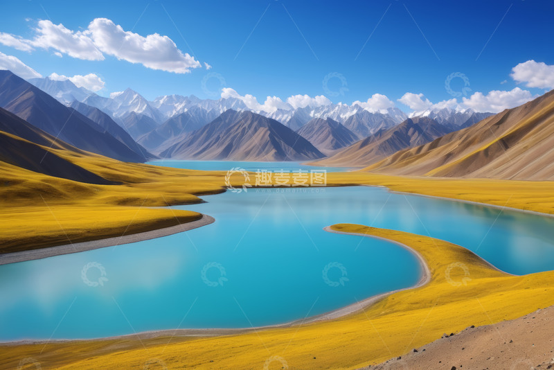 高清大图下载【趣麦麦图】高山下的蓝色湖泊与黄色草地