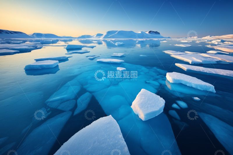 高清大图下载【趣麦麦图】海洋上漂浮的冰块与远处冰山