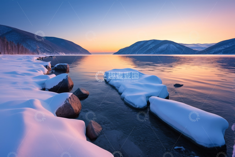 高清大图下载【趣麦麦图】雪覆湖边岩石的自然风光