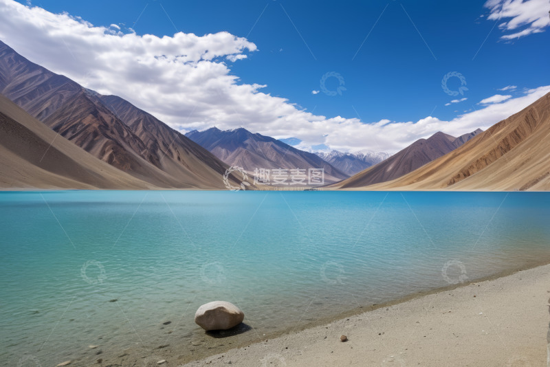 高清大图下载【趣麦麦图】高山下的蓝湖风景