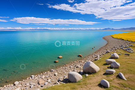 蓝色湖泊与岸边草地风景