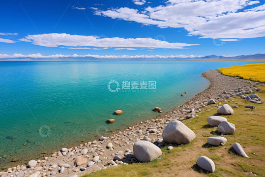 蓝色湖泊与岸边草地风景