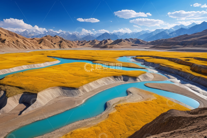 高清大图下载【趣麦麦图】山地间蜿蜒河流与金黄草地景观