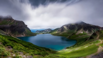 山水风光壮丽湖泊全景图