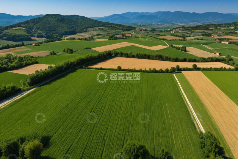 高清大图下载【趣麦麦图】俯瞰绿色田野与山丘景观