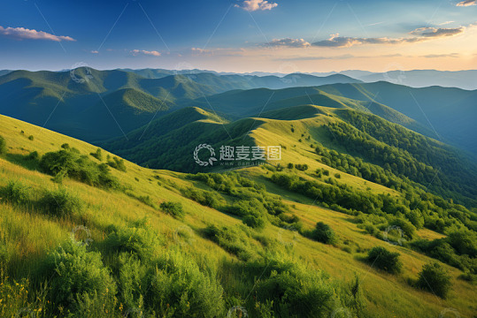 连绵起伏的绿色山峦风景