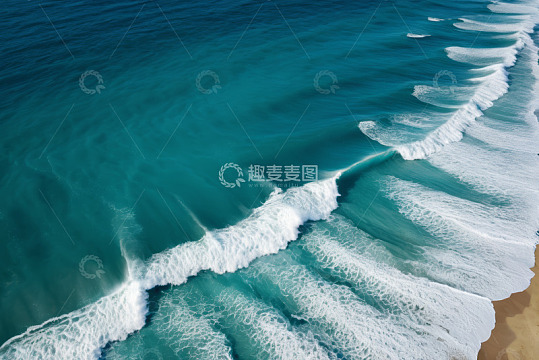 俯瞰海浪拍打沙滩景象