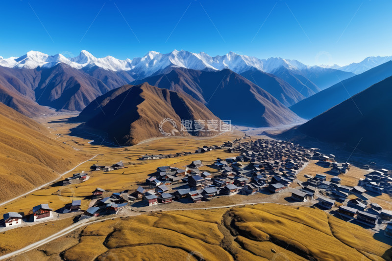高清大图下载【趣麦麦图】山谷间的村庄与雪山全景