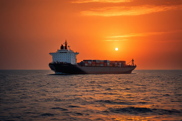 海上集装箱货轮日落景象