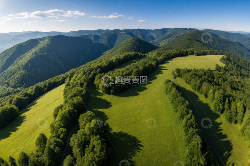 高清大图下载【趣麦麦图】航拍山间森林与草地风景