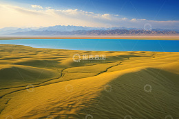 沙漠湖泊与远处山脉景观