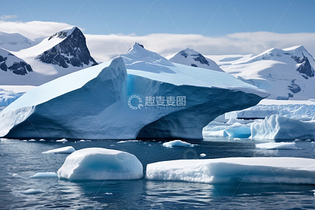 南极洲海上漂浮的冰山景观