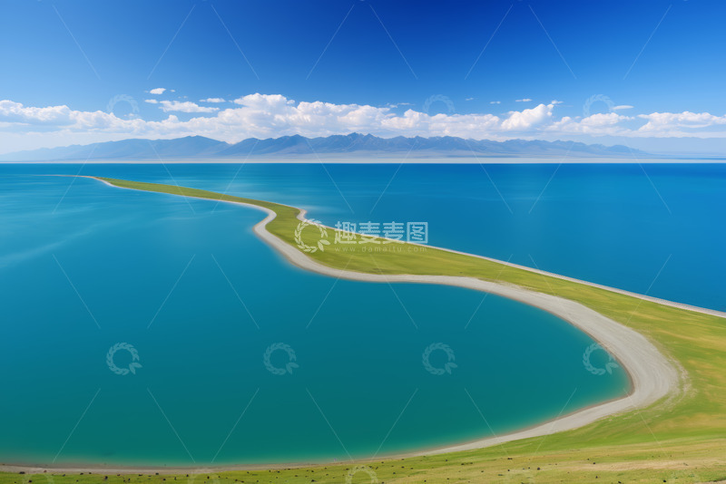高清大图下载【趣麦麦图】蓝色湖泊与岸边绿地风景