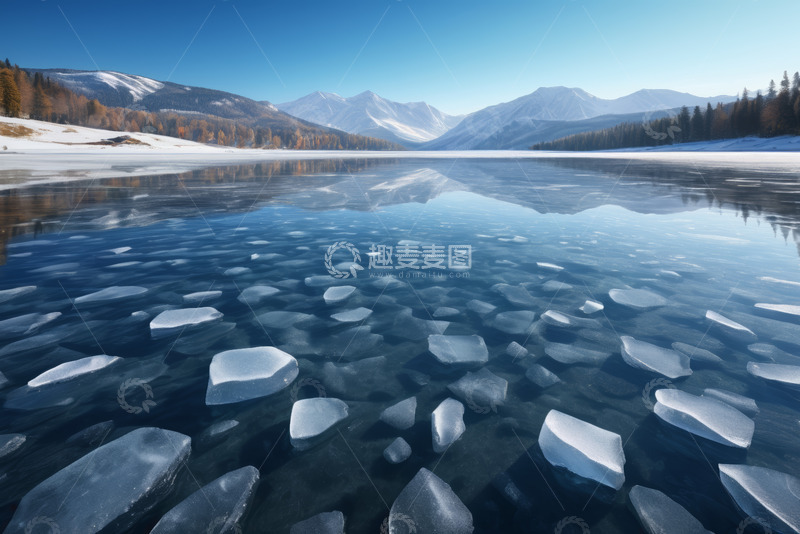 高清大图下载【趣麦麦图】冰封湖面与远处雪山自然风景