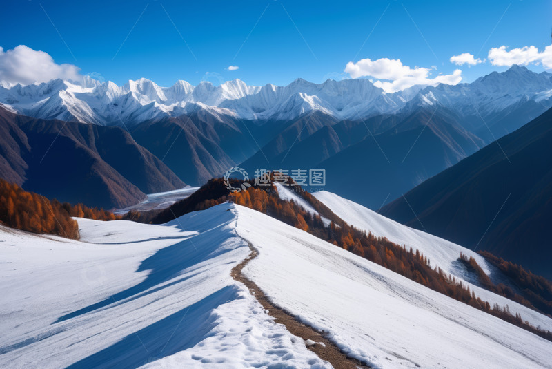 高清大图下载【趣麦麦图】雪山间的雪路与秋日山林风景