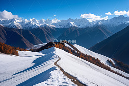 雪山间的雪路与秋日山林风景