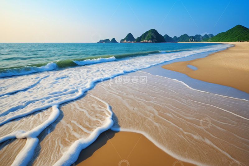 高清大图下载【趣麦麦图】海滩海浪与远处山峦景色