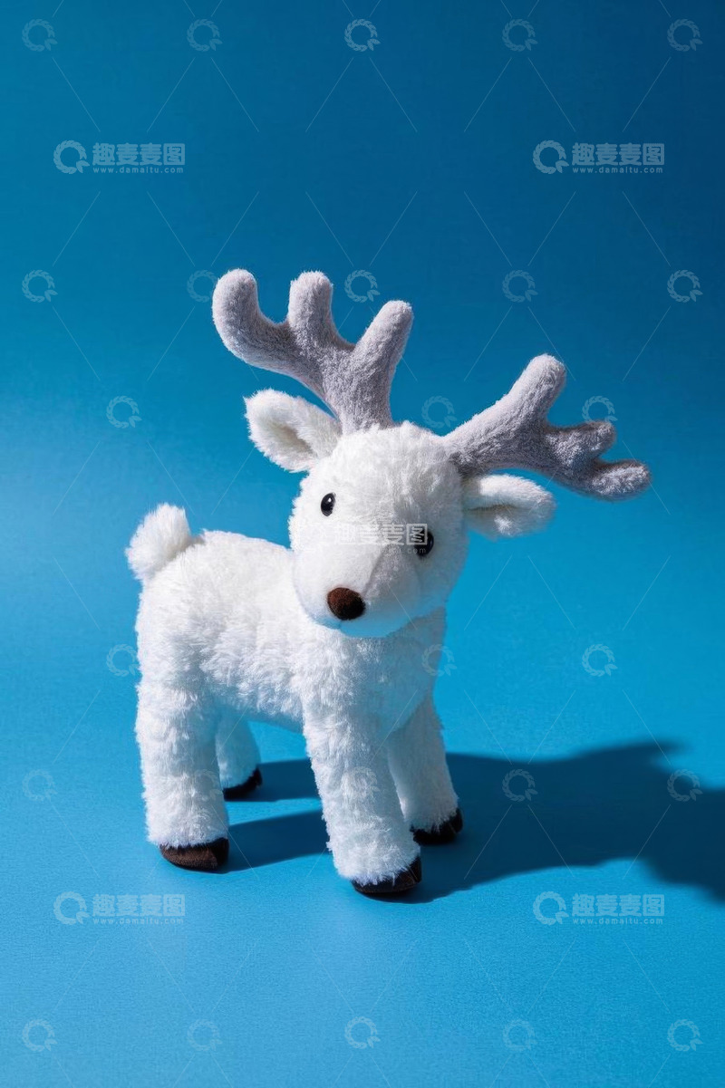 高清大图下载【趣麦麦图】蓝色背景白色毛绒驯鹿摆件