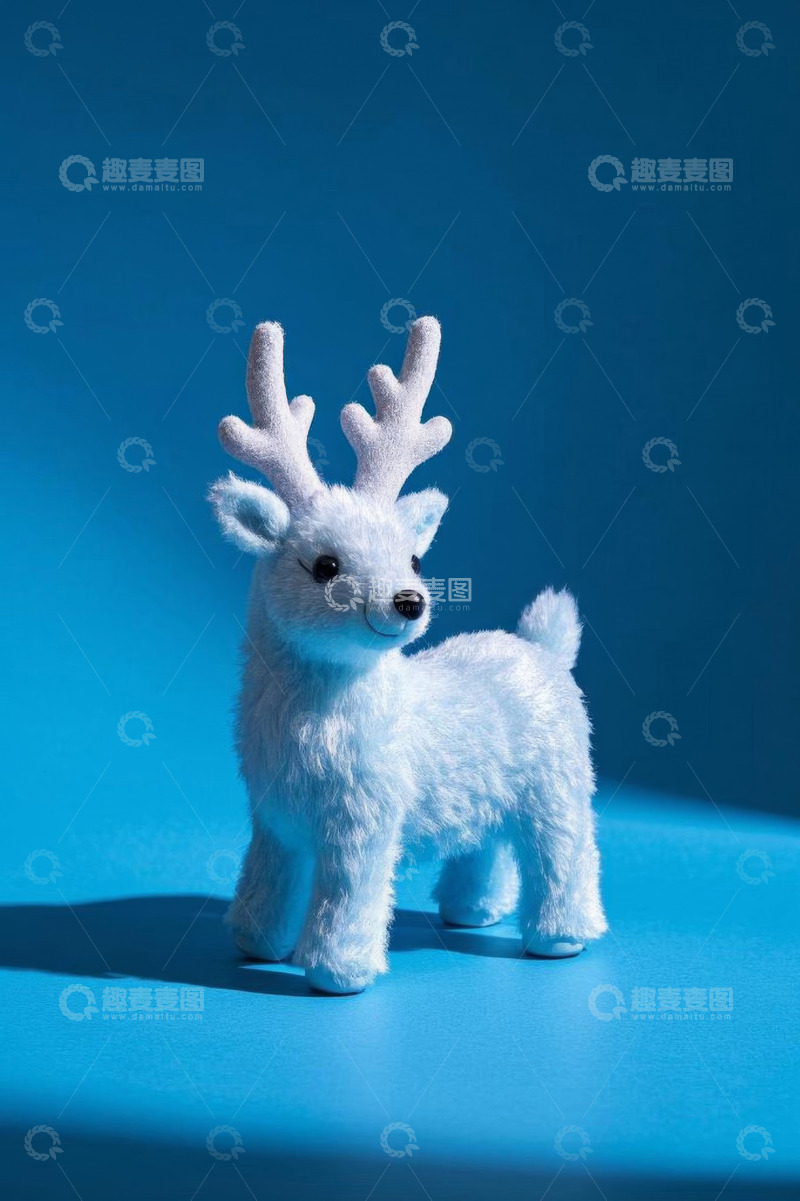 高清大图下载【趣麦麦图】蓝色背景白色绒毛小鹿摆件