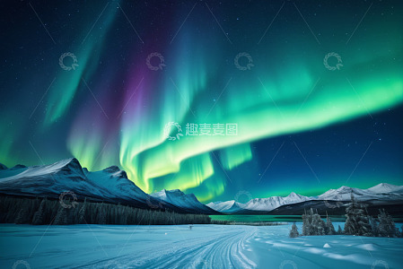 雪山夜景中的极光景象
