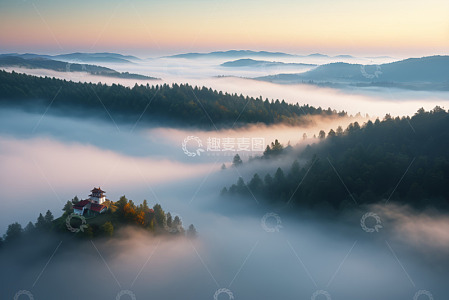 山林间云雾缭绕中的中式建筑