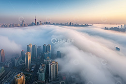 上海城市云海中的高楼景观
