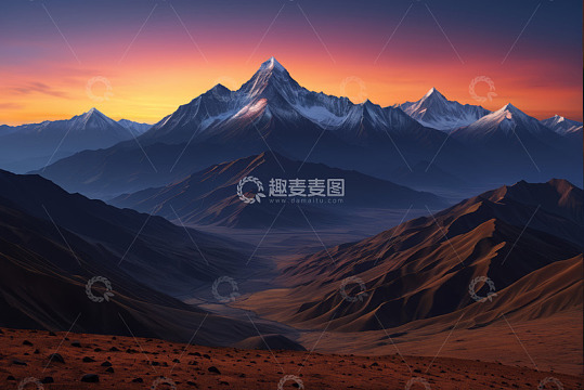 夕阳下连绵雪山与山谷景观