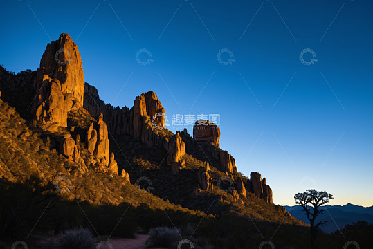 夕阳下的岩石山峰自然景观