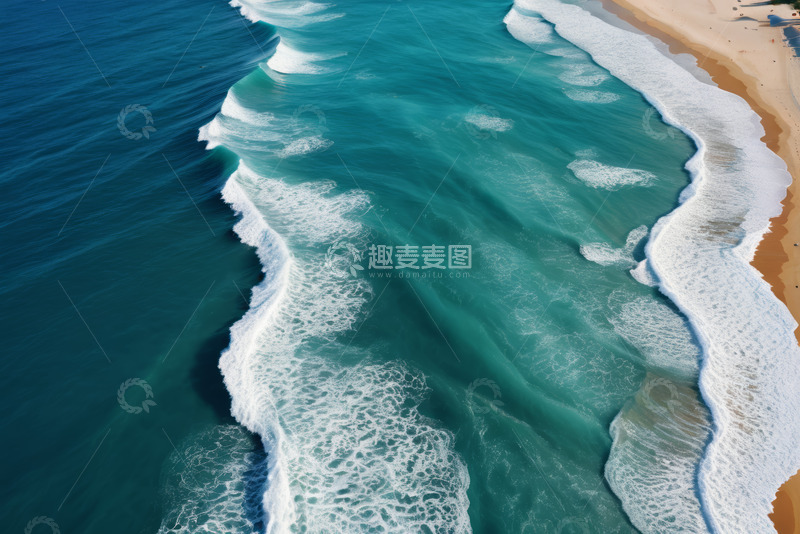 高清大图下载【趣麦麦图】俯瞰海滩海浪拍打沙滩景象