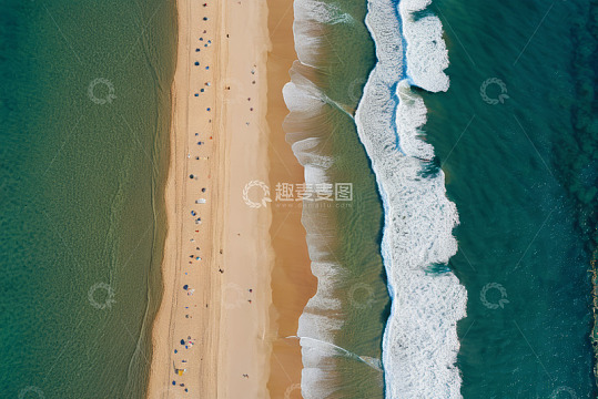 俯瞰海滩海浪与沙滩人群