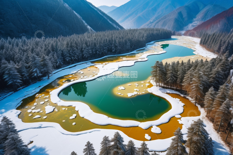 高清大图下载【趣麦麦图】雪后山间森林湖泊航拍全景
