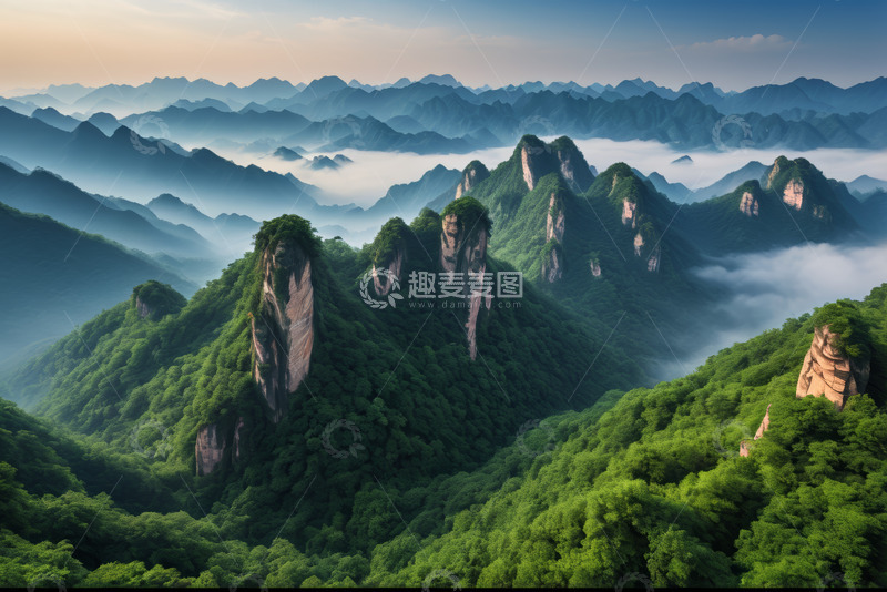 高清大图下载【趣麦麦图】山间云雾缭绕的绿色山脉景观