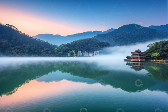 山水间带亭台的湖泊景色