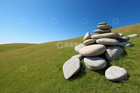 草地上堆叠的石头景观