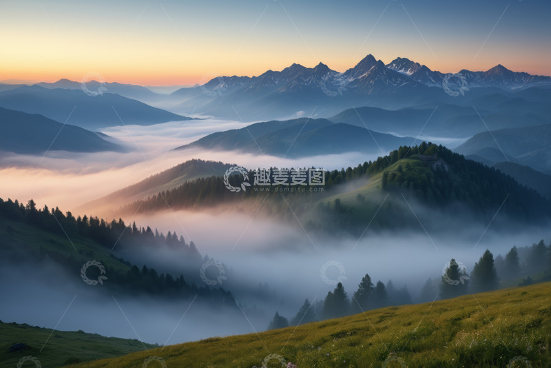 高清大图下载【趣麦麦图】山间晨雾中的森林与远山