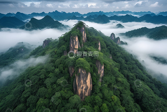 航拍云雾缭绕的山林景观