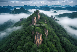 航拍云雾缭绕的山林景观