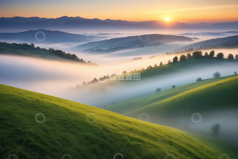 高清大图下载【趣麦麦图】山间晨雾中日出的自然风光