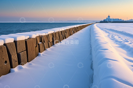 海边积雪防波堤与远处建筑