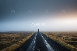 一人独行于旷野中的道路