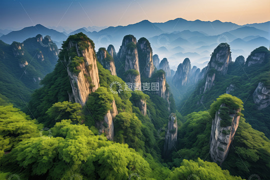 山林间奇峰耸立的自然风光
