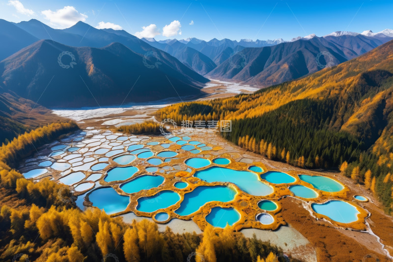 高清大图下载【趣麦麦图】山谷中多彩湖泊与森林景观