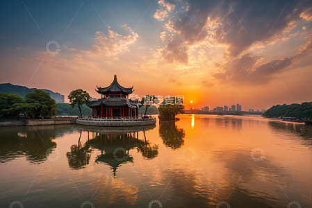 湖畔古亭日落美景